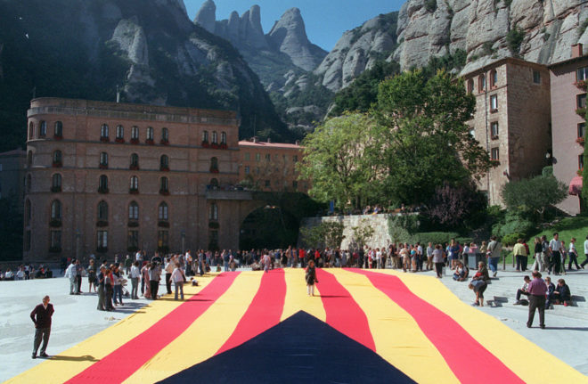 Despliegue de una bandera catalana independentista frente al...