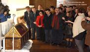 Autoridades aragonesas observan en el Monasterio de Sijena una de las...