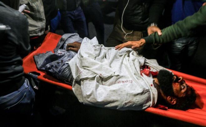 Palestinos acarrean el cuerpo de Ibrahim Abu Thuraya al hospital Al Shifa de Gaza.