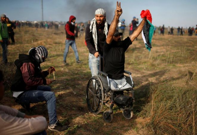 El manifestante en silla de ruedas Ibrahim Abu Thuraya, durante la protesta, en Gaza.