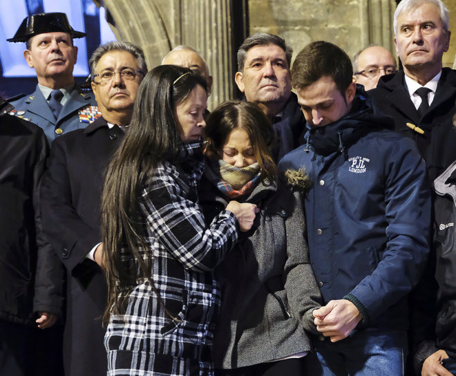 La viuda del guardia civil Vctor Romero (con bufanda), consolada por...
