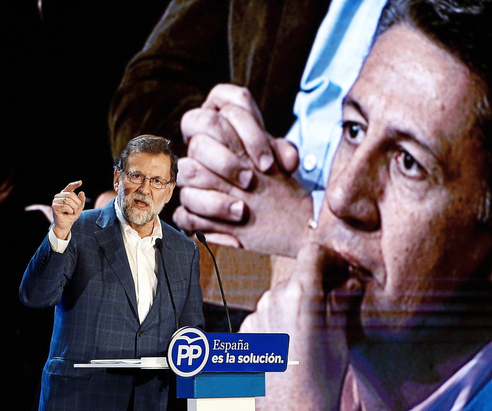 Garca Albiol escucha a Rajoy durante el mitin del domingo en Salou.