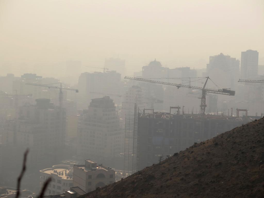 Casi dos dcadas de lucha medioambiental no han logrado acabar con la densa capa de contaminacin que cubre el cielo de Tehern.