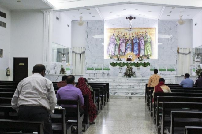 Fieles catlicos rezan en la iglesia del Espritu Santo de Mascate.