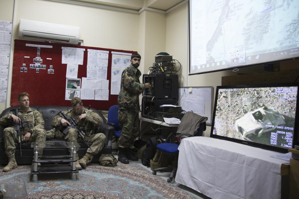 Soldados norteamericanos visualizan operaciones militares en la base de Shorabak.
