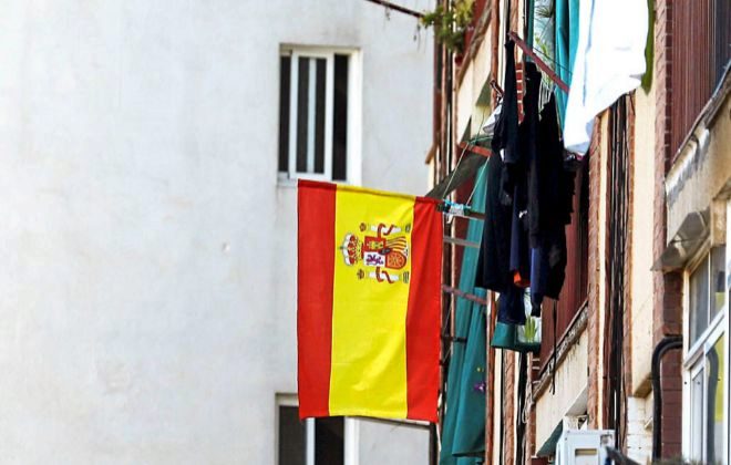 Banderas de Espaa ondean en un edificio de Badalona.