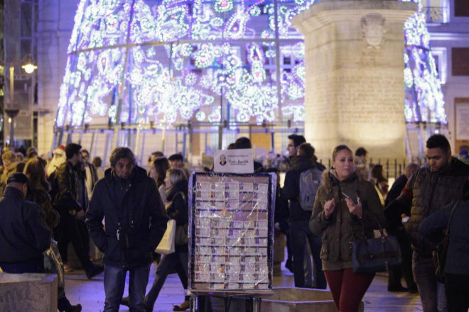 Puestos de venta de Lotera de Navidad en la Puerta del Sol de Madrid