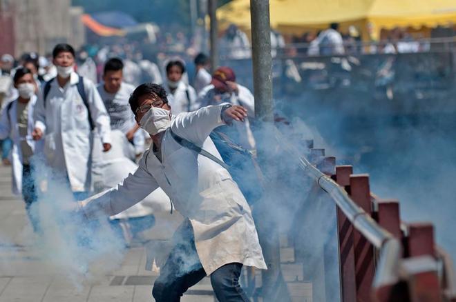 Estudiantes de Medicina se enfrentan a la polica, durante una protesta, en La Paz.