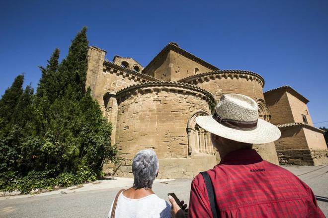 Dos turistas observan el Monasterio de Sijena