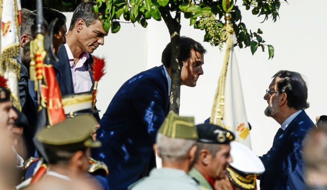Rajoy saluda a Rivera y Sánchez durante los festejos del pasado 12 de...