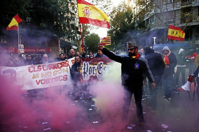 Concentración de extrema derecha en Barcelona ante la sede de la CUP