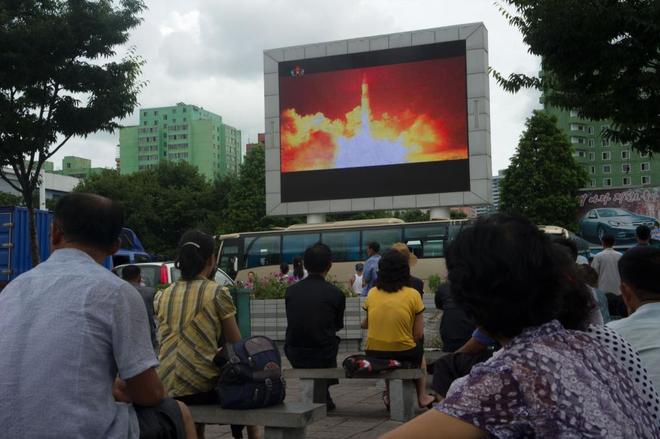 Varios norcoreanos observan el lanzamiento de un misil intercontinental en una pantalla gigante en Pyongyang el pasado julio.