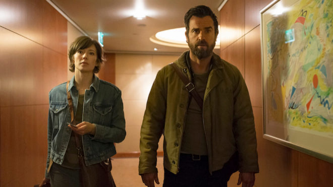 Carrie Coon y Justin Theroux en &apos;The Leftovers&apos;.