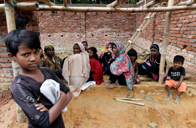 Nios rohingya esperan por sus padres para recibir ayuda en el centro de recepcin de alimentos Balukhali.