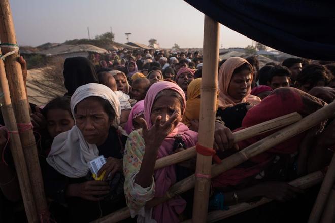 Mujeres rohingya hacen fila a la espera de recibir ayuda humanitaria en el campamento de Kutupalong, en Bangladesh