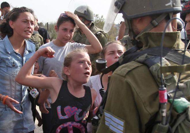 Ahed Tamimi en 2012 levanta el puo frente a un soldado israel.