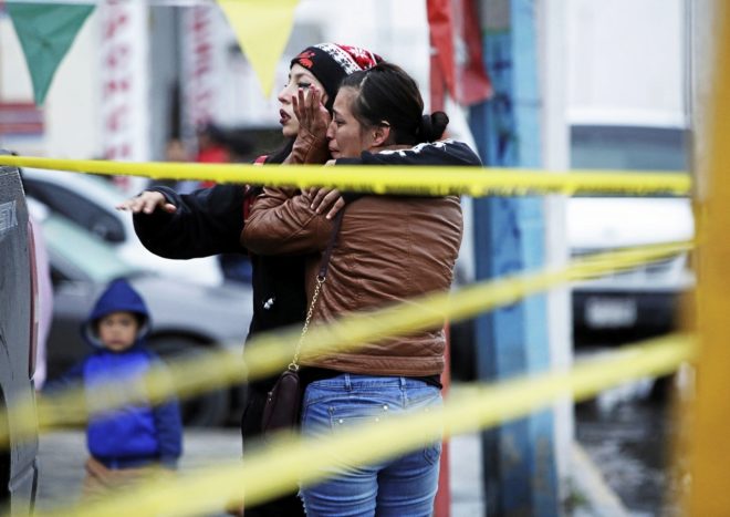 Parientes de una vctima en la escena de un homicidio mltiple, en Ciudad Jurez.