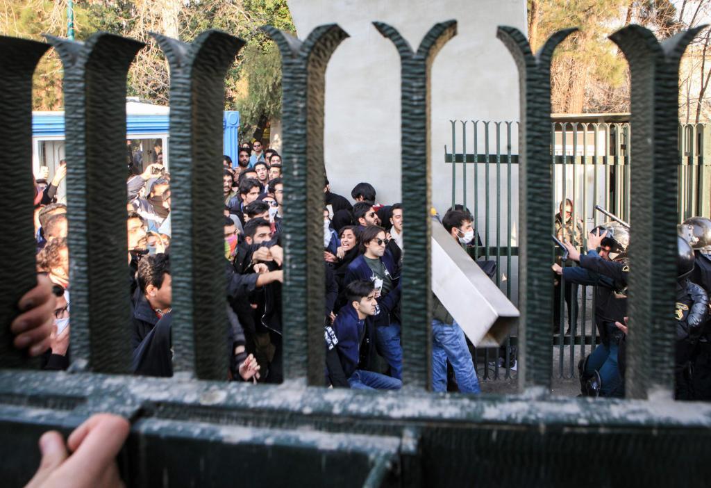 Estudiantes iranes se enfrentan a la polica en la capital del pas, Tehern.