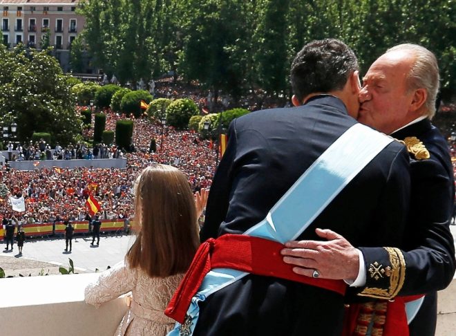 Don Juan Carlos besa a Don Felipe durante su coronacin