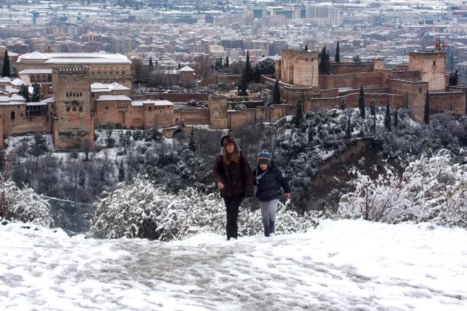 Vista de La Alhambra cubierta por la nieve