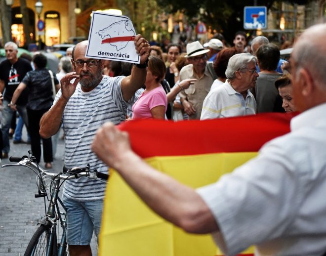 Un ciudadano con un bandera de España ante otro que se manifestaba...