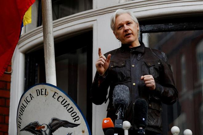 Julian Assange en el balcn de la embajada de Londres.
