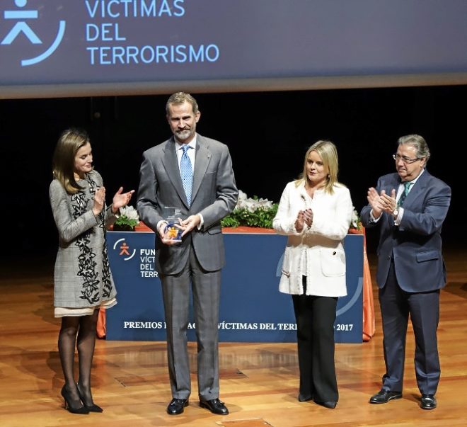 Los Reyes de Espaa recogen el premio de la Fundacin de Vctimas...