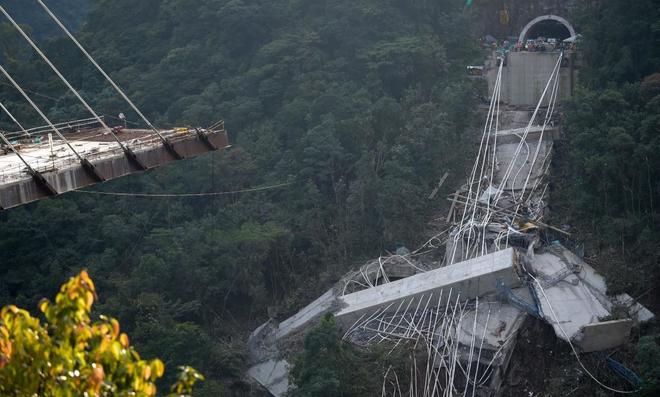 Vista del puente que ha colapsado en Guayabetal.