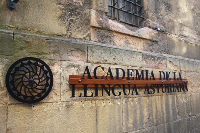 Fachada de la sede de la Academia de la Llingua Asturiana.