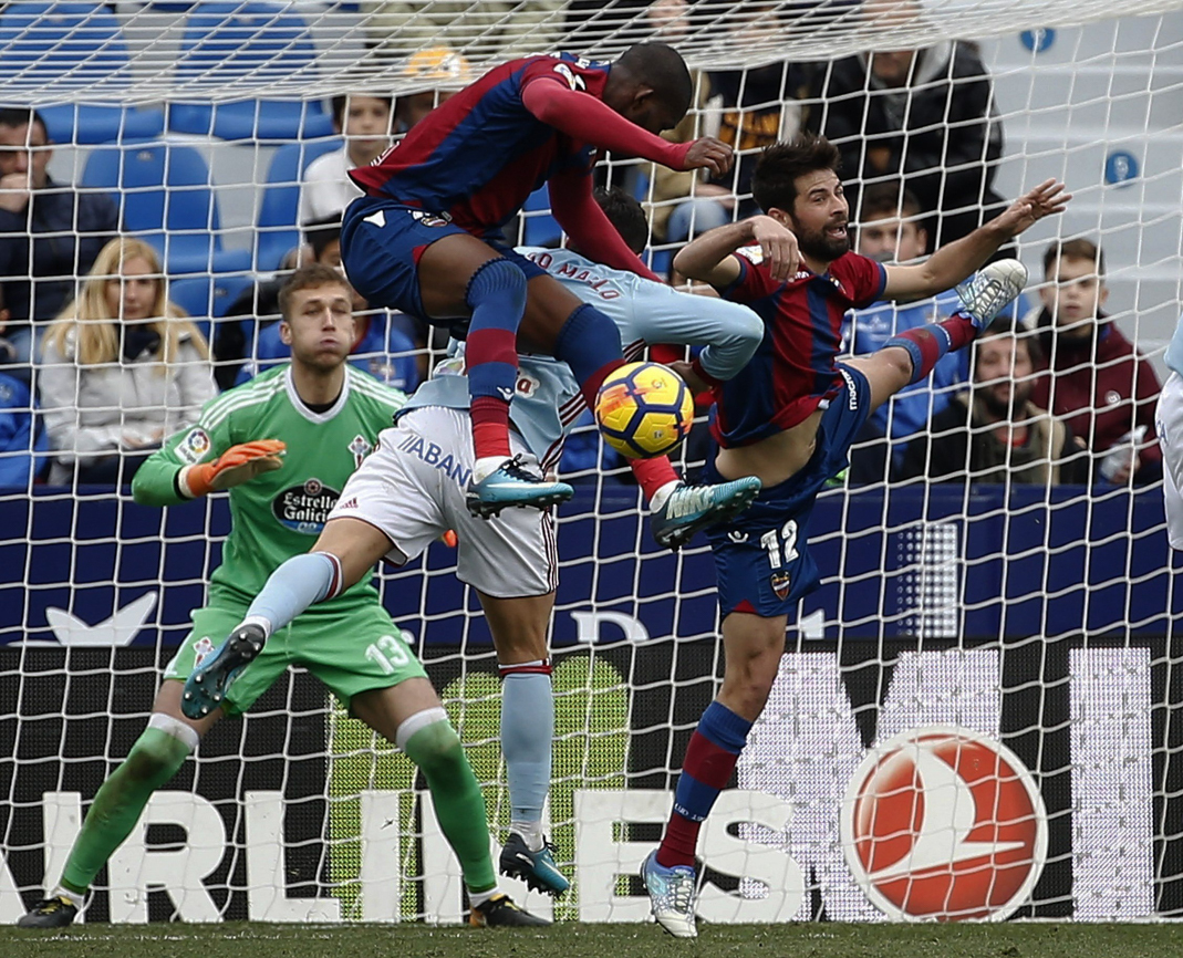 Los jugadores del Levante disputan el baln con el jugador del Celta,...