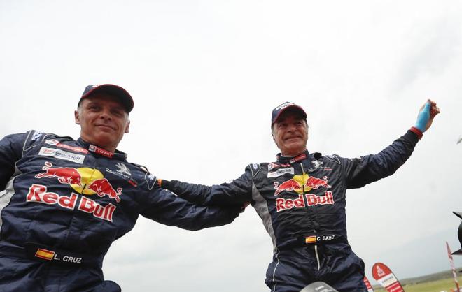 Carlos Sainz y Lucas Cruz celebran su victoria en el Dakar.