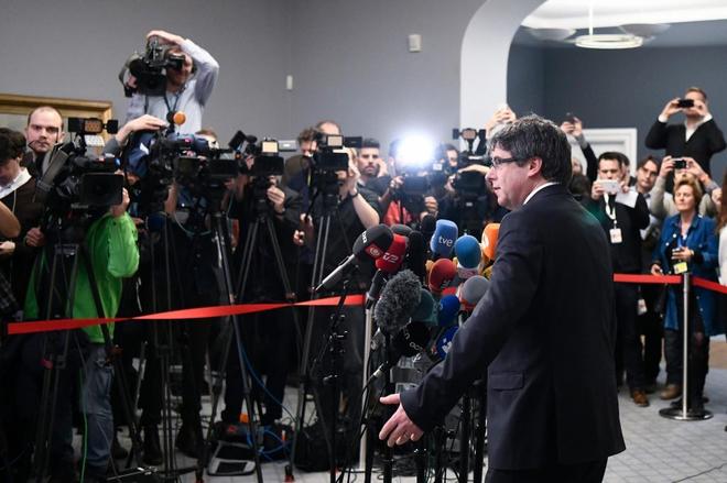 Carles Puigdemont durante una rueda de prensa tras la reunin con...