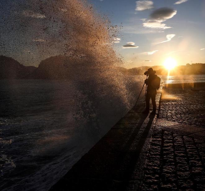 Un hombre hace una fotografa junto a la playa de Ondarreta, en San...