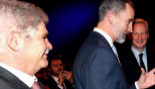 Alfonso Dastis observa el saludo entre Felipe VI y Emmanuel Macron,...