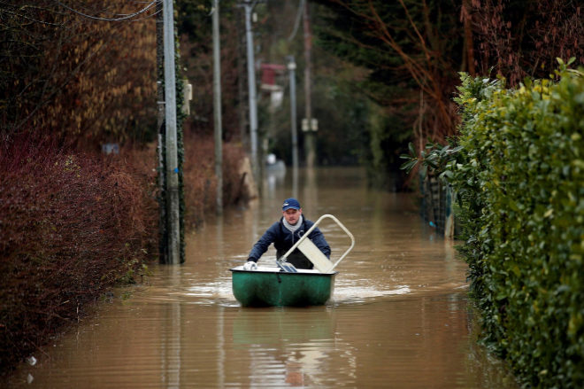 Un hombre utiliza una barca por las inundaciones en Grand Morin, al este de la capital