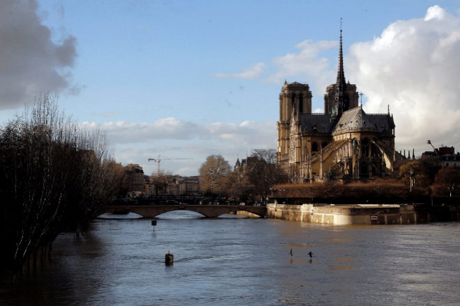 Vista de la crecida del ro Sena cerca de Notre Dame