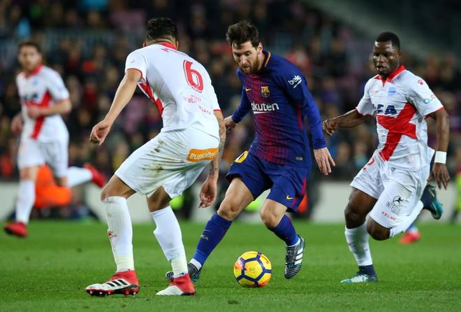 Leo Messi, autor del gol del triunfo, ante la defensa de Guillermo...