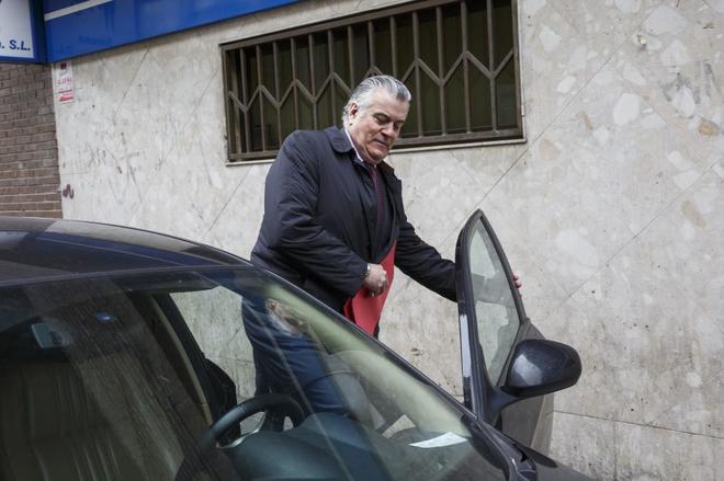 El ex tesorero del PP Luis Brcenas, en marzo de 2016 tras declarar...