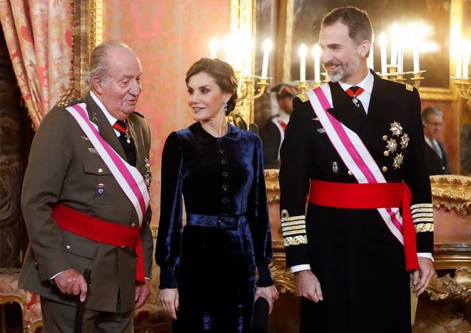Felipe VI, junto a la Reina Letizia y el Rey emrito, durante la...