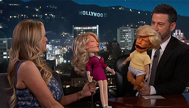 La actriz y el presentador con dos marionetas durante el show.