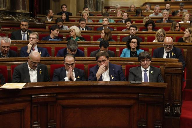 Carles Puigdemont, Oriol Junqueras, y otros &apos;consellers&apos; y diputados...