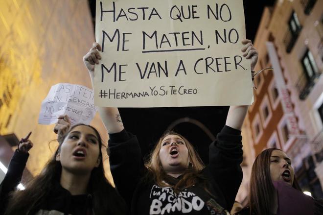 Una chica sostiene un cartel en una manifestación contra el machismo,...