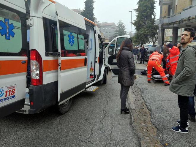 Los servicios de emergencias atienden a los heridos en Macerata.