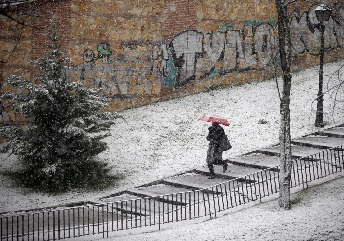 Una mujer camina sobre la nieve en el Parque de La Cornisa.