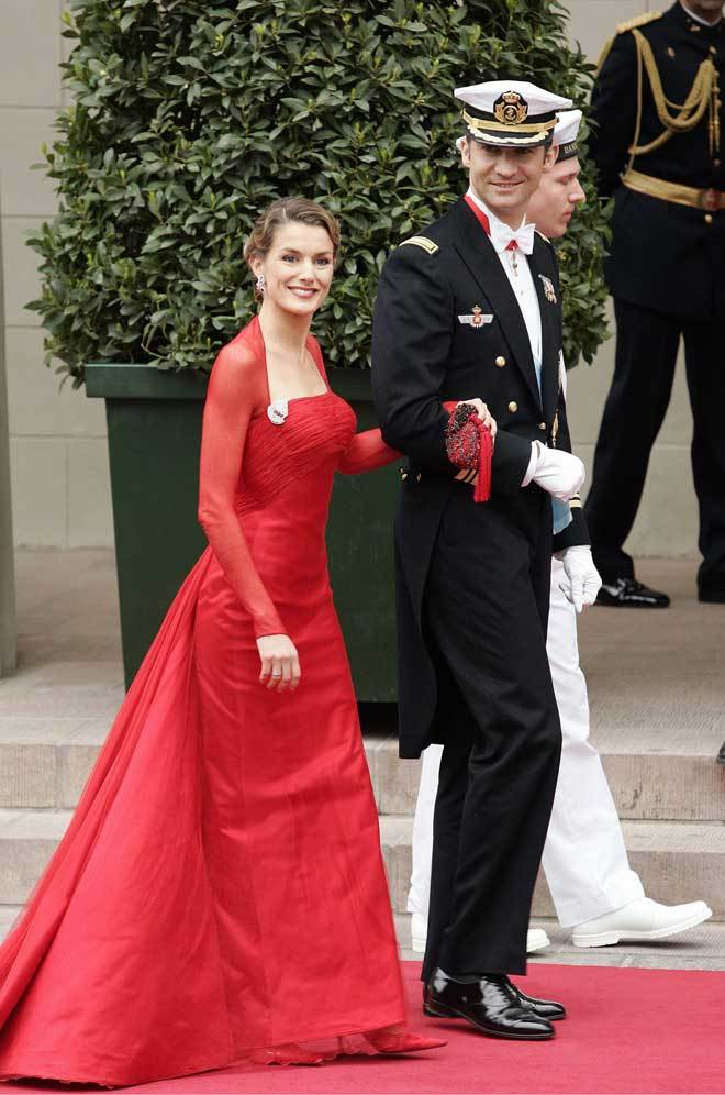 Doa Letizia con el vestido rojo de Lorenzo Caprile que llev en la...
