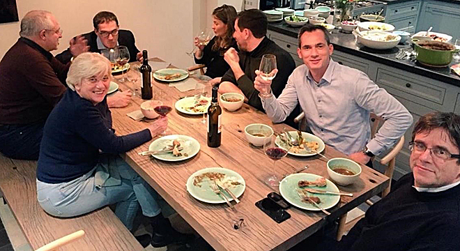 Puigdemont cenando con sus ex conselles y el diputado flamenco Lorin...