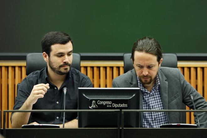 Alberto Garzn y Pablo Iglesias, en un acto conjunto en el Congreso...