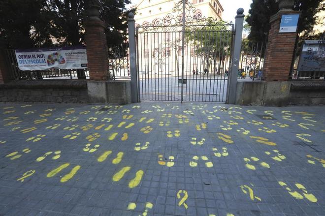 Entrada a la escuela Ramon Llull de Barcelona con pintadas de huellas...