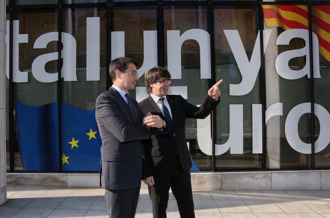 Carles Puigdemont junto al representante permanente de la Generalitat...