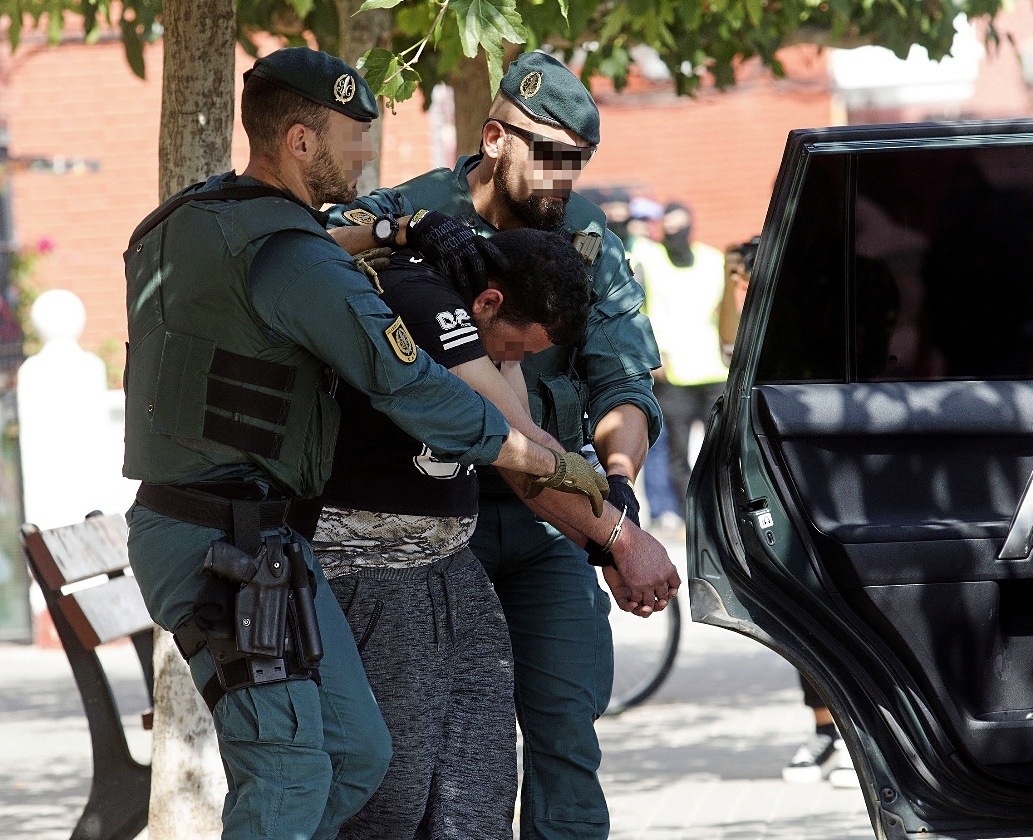 Agentes de la Guardia Civil, tras detener a un presunto yihadista...